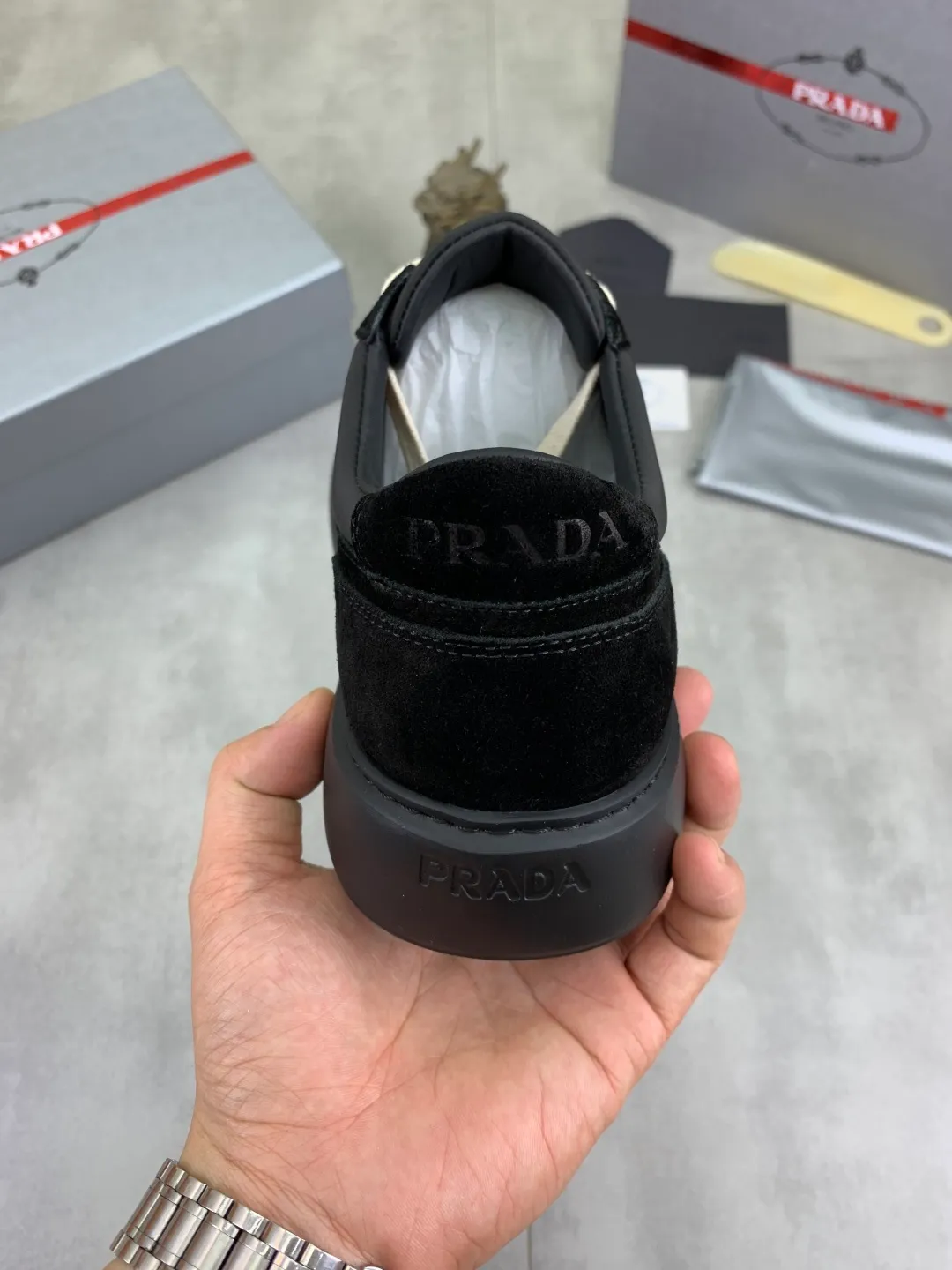 Men's shoes 💰P560💰 [New model] High version official website popular model is on the market, 🆘 Trendy brand (Prada) mainly promotes popular model, avant-garde and versatile fashionable men's shoes private version mold opening, cowhide surface splicing 1:1.. Stylish and simple, original imported cowhide lining cowhide feet; the atmosphere and personality are more fashionable, eye-catching and pursuing class. It will subvert the old idea and be a must-have for fashion trendsetters with you! Must keep it for yourself! Tall and comfortable, large and low, high-end quality workmanship. Code number: 38-44 5⃣️colors available.